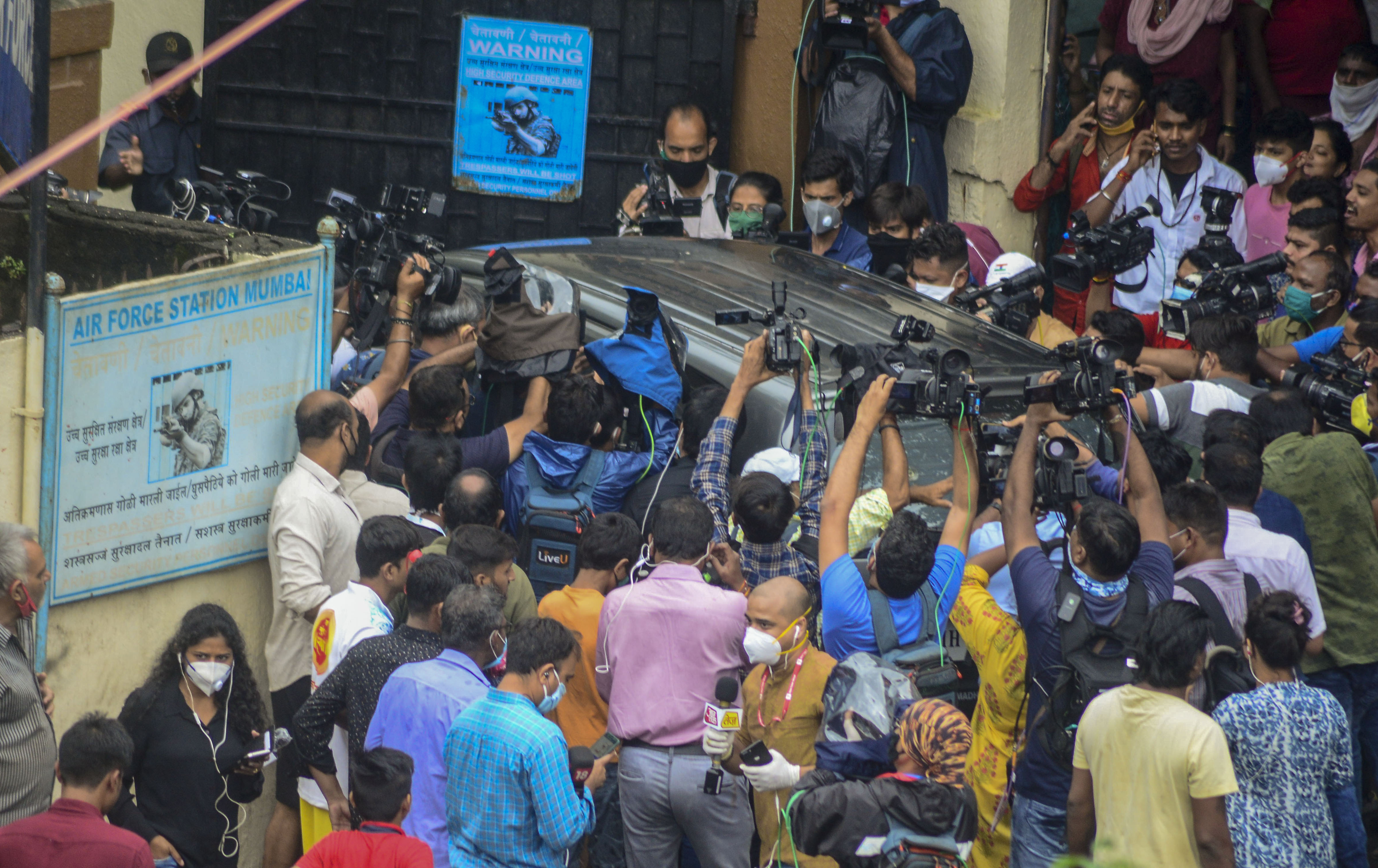 28 अगस्त को डीआरडीओ गेस्ट हाउस के बहार रिया चक्रवर्ती की गाड़ी को घेरे मीडियाकर्मी. (फोटो: पीटीआई)