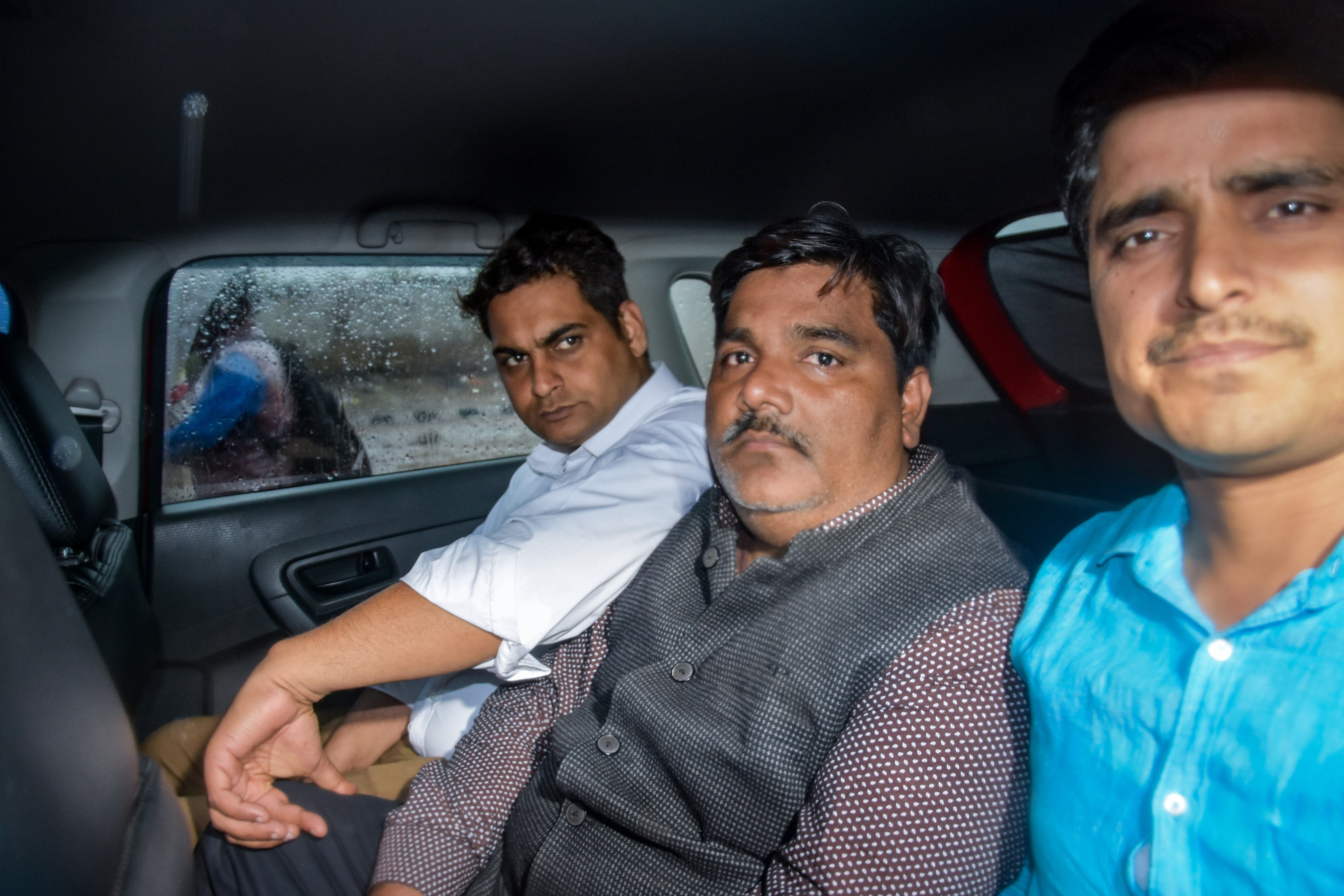 आम आदमी पार्टी के पूर्व पार्षद ताहिर हुसैन. (बीच में) (फाइल फोटो: पीटीआई)