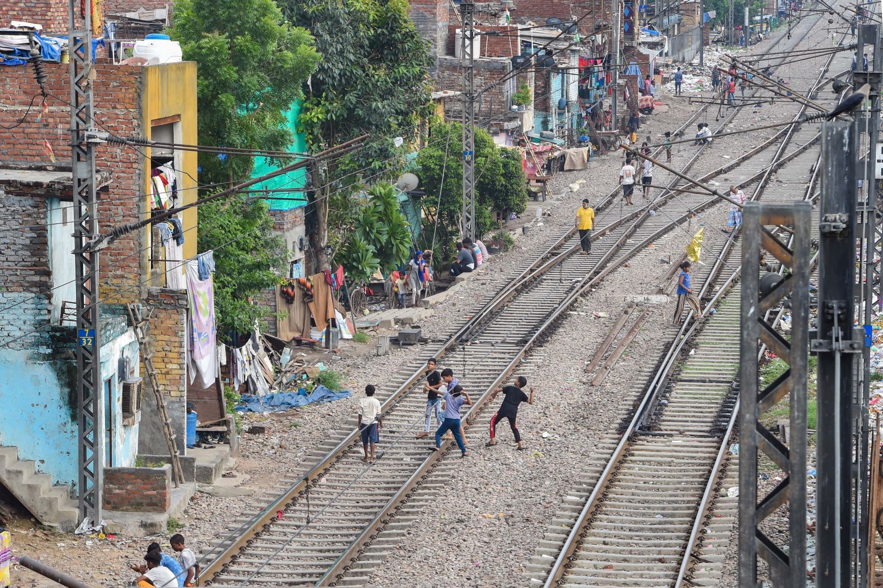 दिल्ली के आज़ादपुर रेलवे स्टेशन के पास बनी एक बस्ती. (फोटो: पीटीआई)