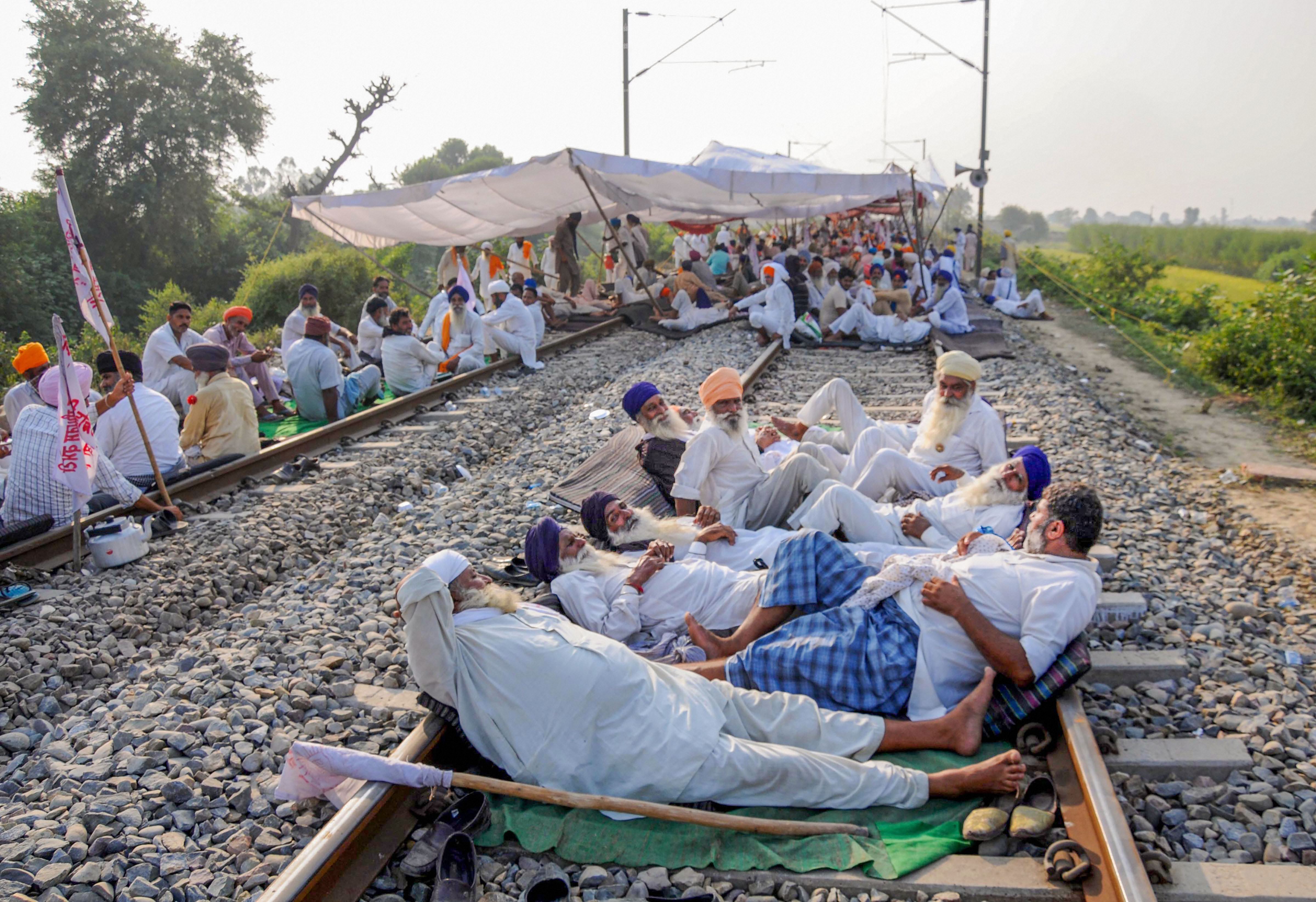 कृषि विधेयकों के खिलाफ हुए भारत बंद के दौरान अमृतसर के पास रेलवे ट्रैक पर प्रदर्शन करते किसान. (फोटो: पीटीआई)