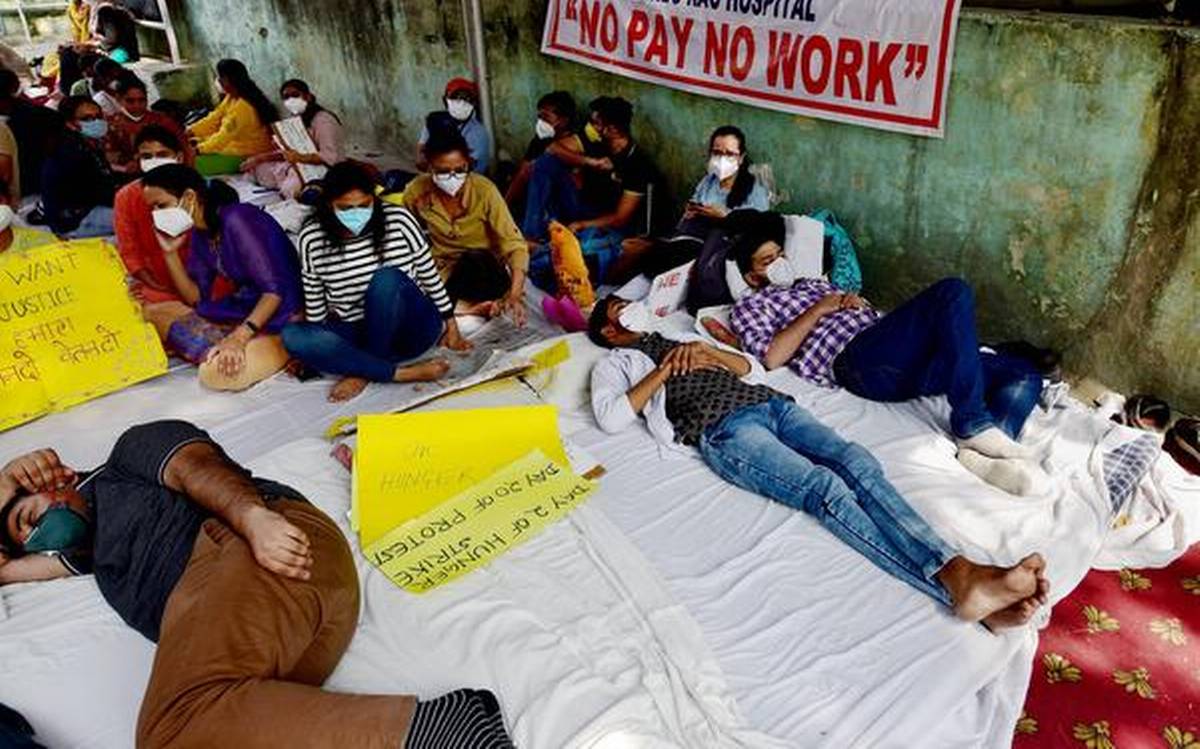 भूख हड़ताल कर रहे डॉक्टर्स (फोटो: पीटीआई)
