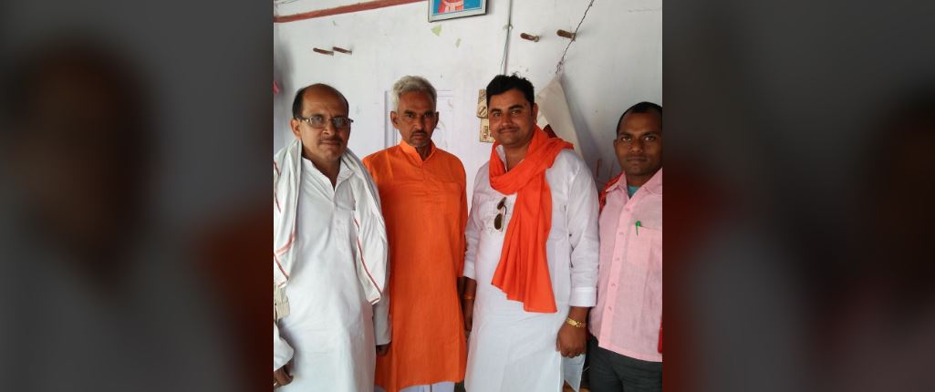 भाजपा विधायक सुरेंद्र सिंह (बाएं से दूसरे) के साथ आरोपी धीरेंद्र प्रताप सिंह (दाएं से दूसरे). (फोटो साभार: फेसबुक)