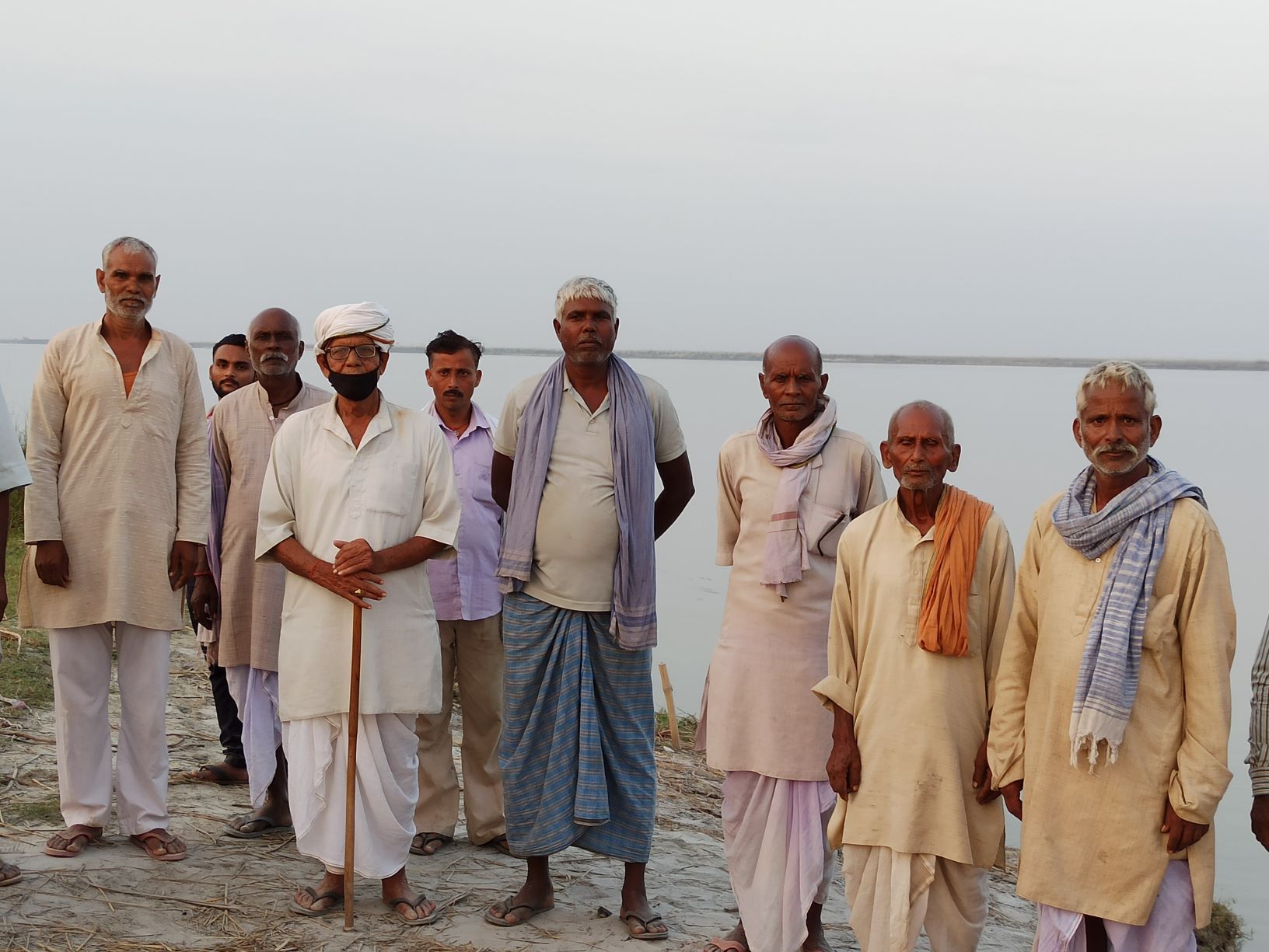 गंडक नदी के किनारे नाव का इंतजार करते धूमनगर गांव के लोग. (सभी फोटो: मनोज सिंह)