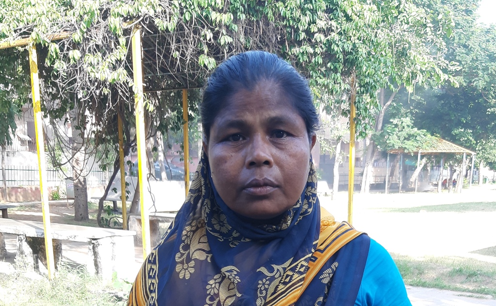 मूल रूप से पश्चिम बंगाल की संध्या रानी दास जयपुर में पहले छह घरों में खाना बनाती थीं, लेकिन लॉकडाउन के बाद बेरोजगार हैं.