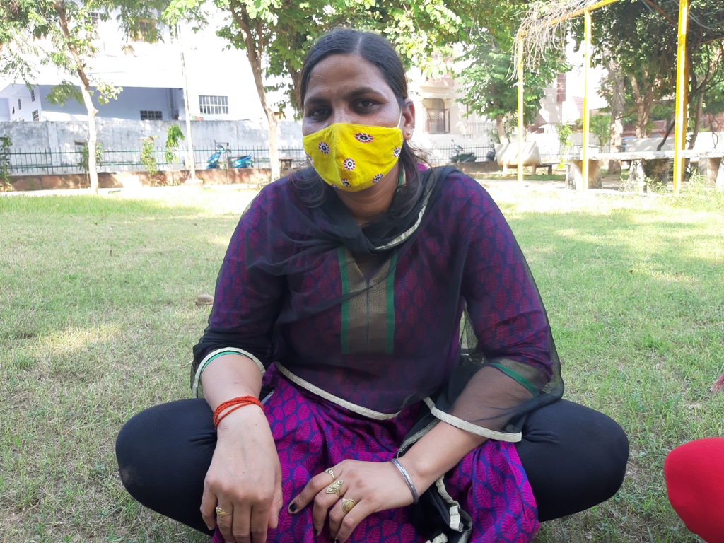 जयपुर में बीते 15 साल से सुमन घरों में खाना बनाने का काम रही हैं.