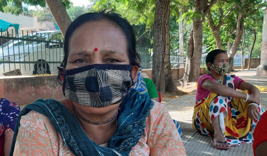 जयपुर में घरेलू कामगार गीता चार महीने से अपने मकान का किराया नहीं दे पाई हैं.