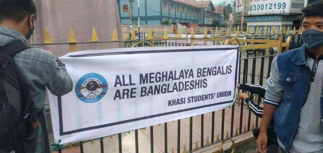 बंगालियों को बंग्लादेशी बताकर लगाए बैनर (फोटो सभार: ट्विटर @dr_dsandeep)