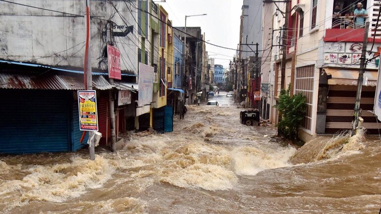 हैदराबाद के फलकनुमा में भारी बारिश के बाद सड़क में बह रहा पानी. (फोटो: पीटीआई)