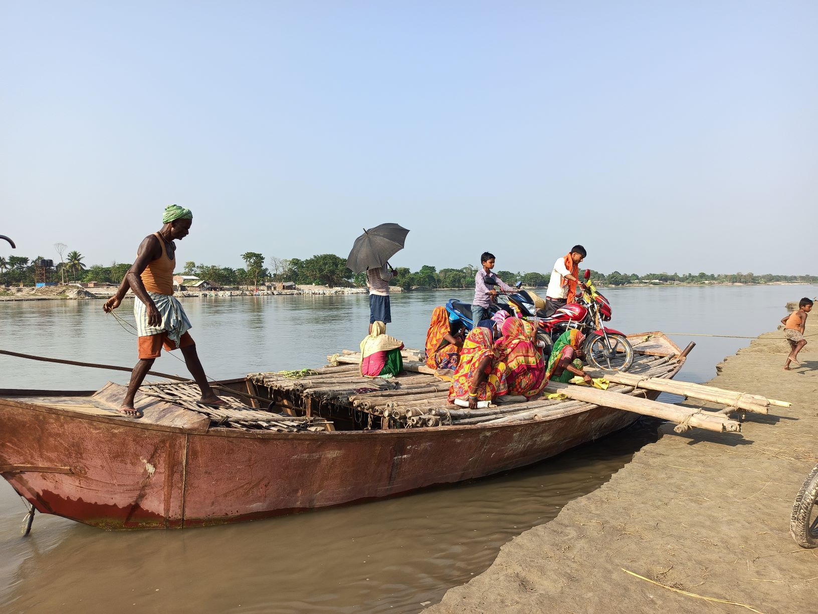 पिपराही गांव में नाव से आते-जाते लोग (सभी फोटो: मनोज सिंह) 