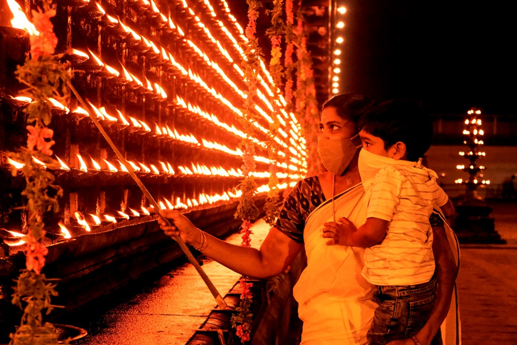 यूपी: देव दीपावली पर शिक्षकों को वाराणसी के गंगा घाटों पर साढ़े तीन लाख दीये जलाने का निर्देश