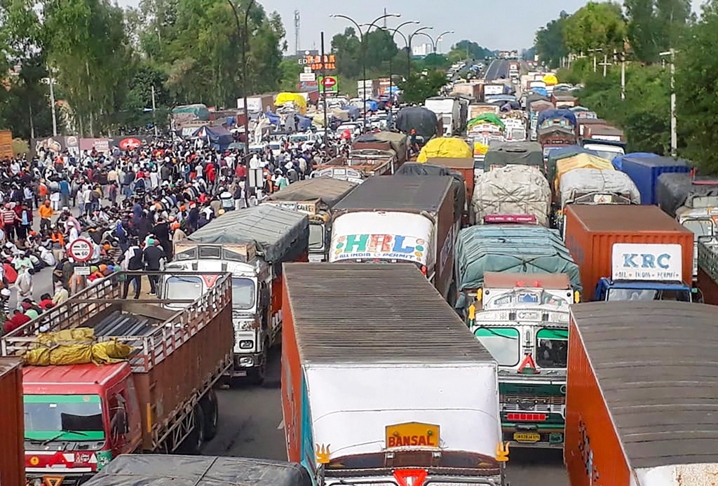 Karnal: Vehicles stuck in a traffic jam as farmers eat their meal while sitting on GT Road during Delhi Chalo protest march against the new farm laws, in Karnal, Thursday, Nov. 26, 2020. (PTI Photo)(PTI26-11-2020 000069B)