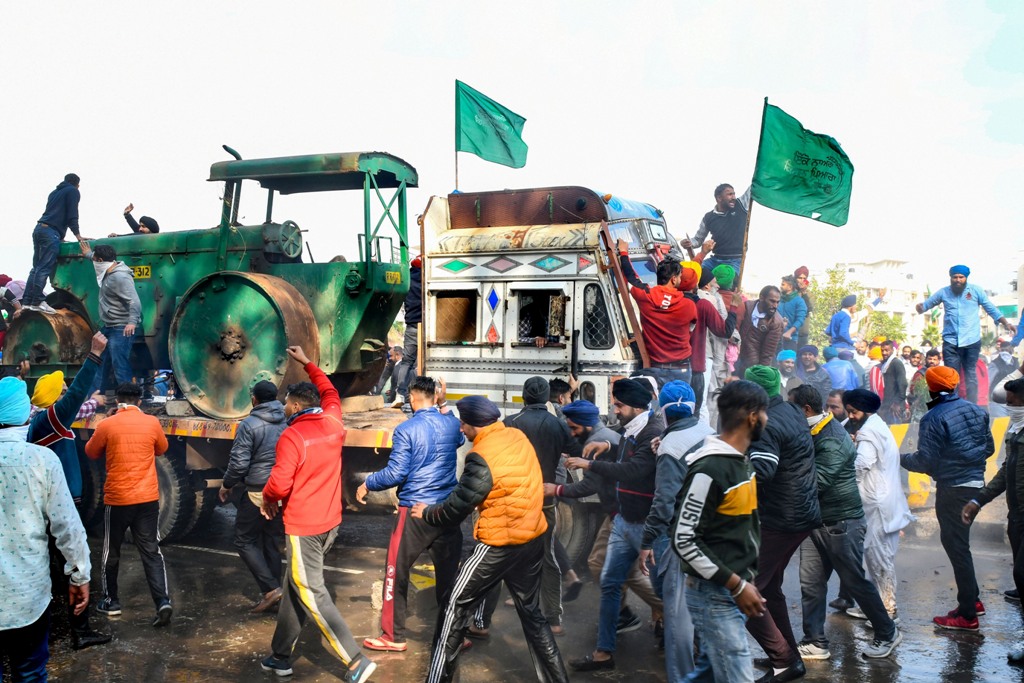 Ambala: Members of various farmer organisations remove a barricade as they march towards Delhi during Delhi Chalo protest over the farm reform bills, at Punjab-Haryana border in Ambala district, Thursday, Nov. 26, 2020. (PTI Photo)(PTI26-11-2020 000154B)