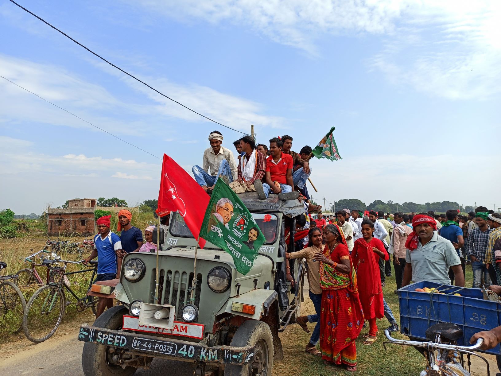 तेजस्वी की सभा में जाते लोग. (फोटो: मनोज सिंह)