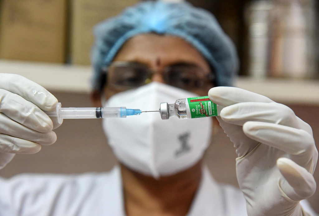 Kochi: A medic prepares the dose of COVID-19 vaccine before giving it to a beneficiary, at Ernakulam Government General Hospital in Kochi, Saturday, Jan. 16, 2021. (PTI Photo)(PTI01 16 2021 000156B)