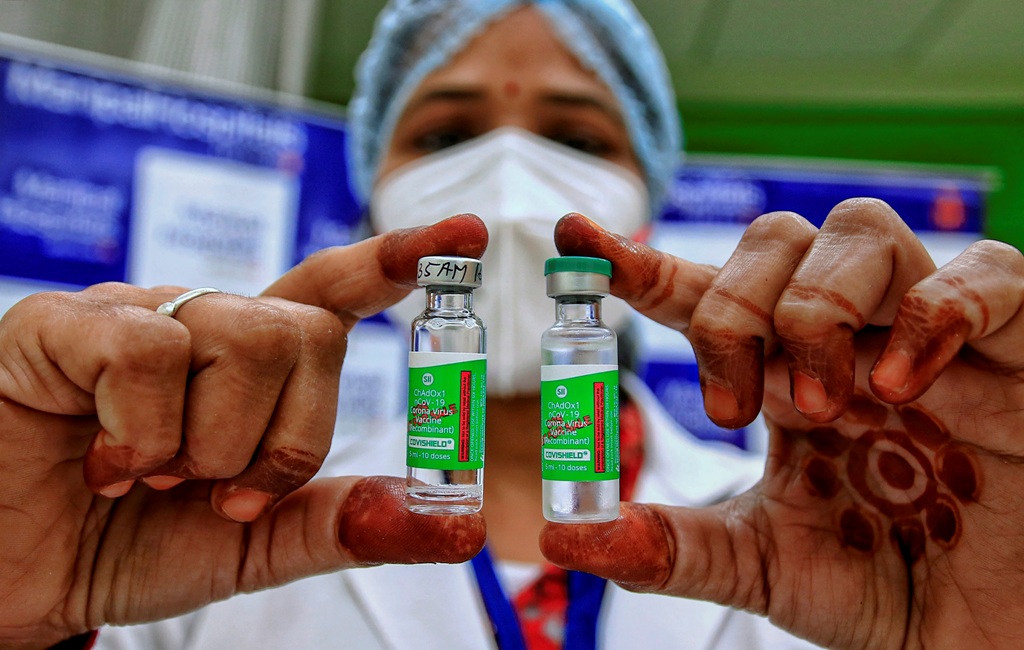 Jaipur: A medic shows Covishield vaccine vials, after the virtual launch of the COVID-19 vaccination drive by Prime Minister Narendra Modi, at Manipal Hospital in Jaipur, Saturday, Jan. 16, 2021.(PTI Photo) (PTI01 16 2021 000163B)