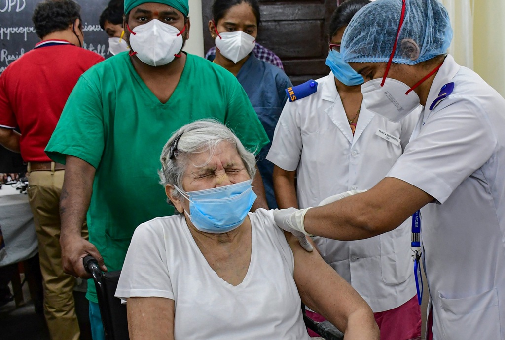 Mumbai: A medic administers the first dose of Covishield vaccine to 87-year-old Dr. Asha Singhal, after the virtual launch of COVID-19 vaccination drive by Prime Minister Narendra Modi, at South Mumbai Nair Hospital in Mumbai, Saturday, Jan. 16, 2021. (PTI Photo)(PTI01 16 2021 000138B)(PTI01 16 2021 000224B)