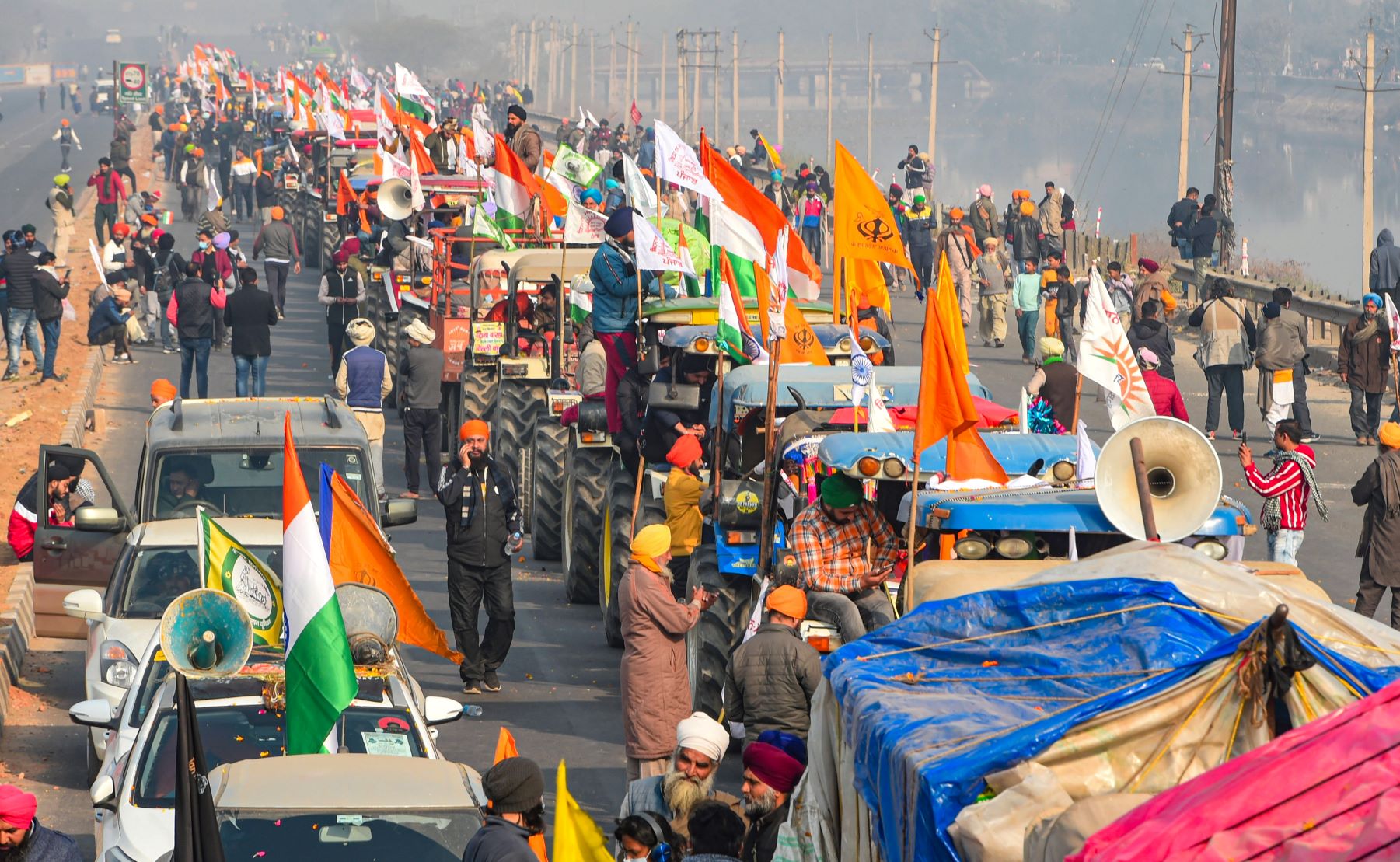 26 जनवरी को दिल्ली के जीटी करनाल रोड पर लगी ट्रैक्टरों की कतारें. (फोटो: पीटीआई)