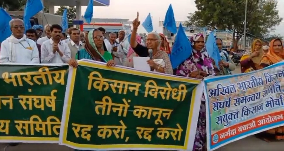किसान आंदोलन के दौरान मेधा पाटकर (वीडियोग्रैब साभार: फेसबुक/@NBABadwani