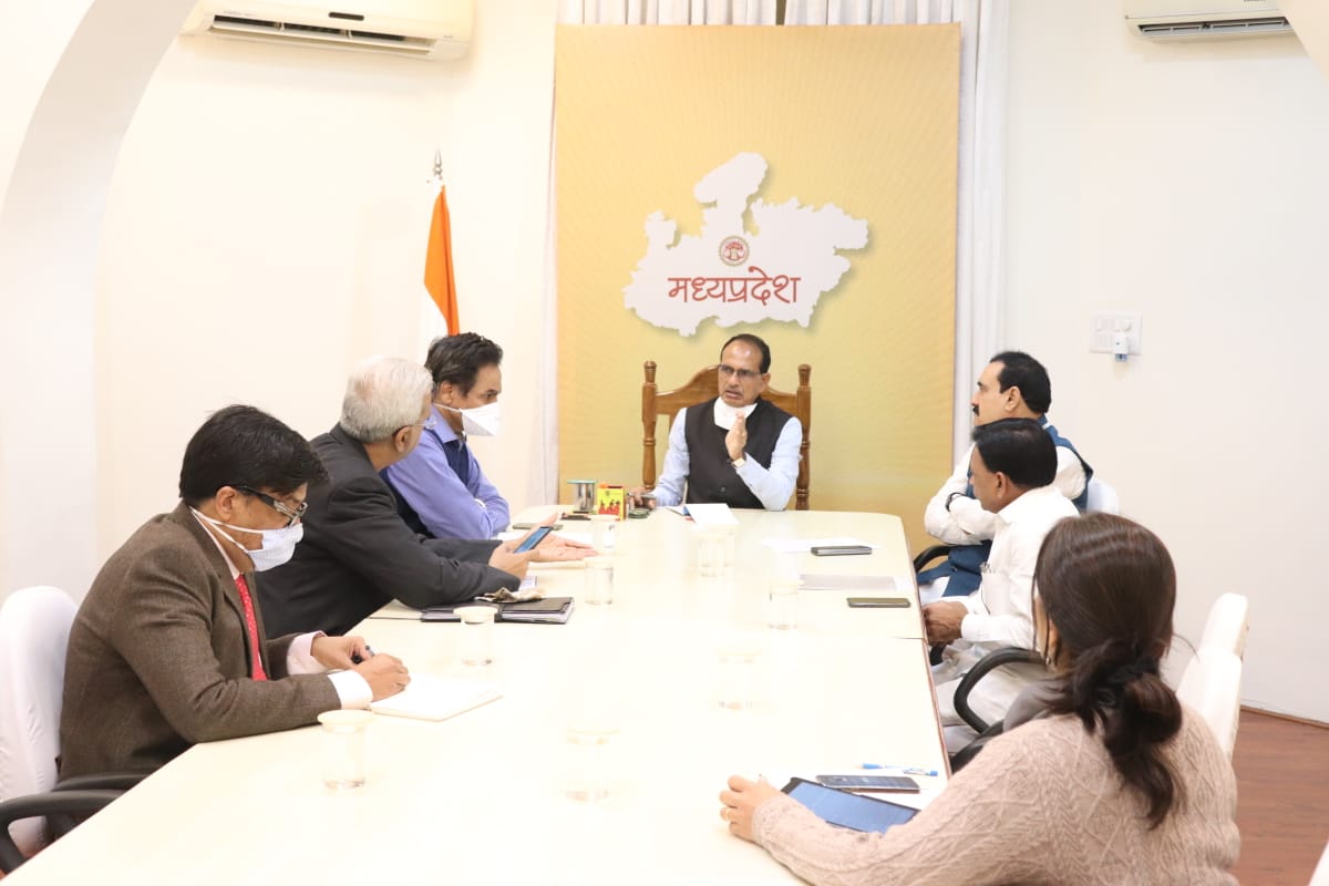 मुख्यमंत्री शिवराज सिंह चौहान ने शराब कांड को लेकर एक समीक्षा बैठक की. (फोटो सभार: ट्विटर/ChouhanShivraj)