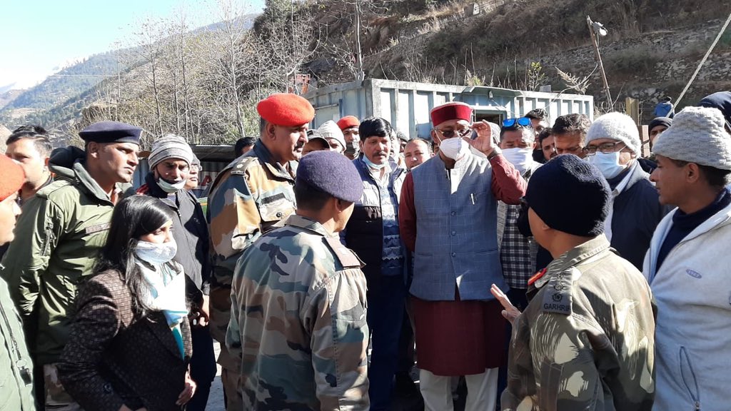 उत्तराखंड के मुख्यमंत्री त्रिवेंद्र सिंह रावत घटना स्थल का दौरा करते हुए. (फोटो: ट्विटर @tsrawatbjp)