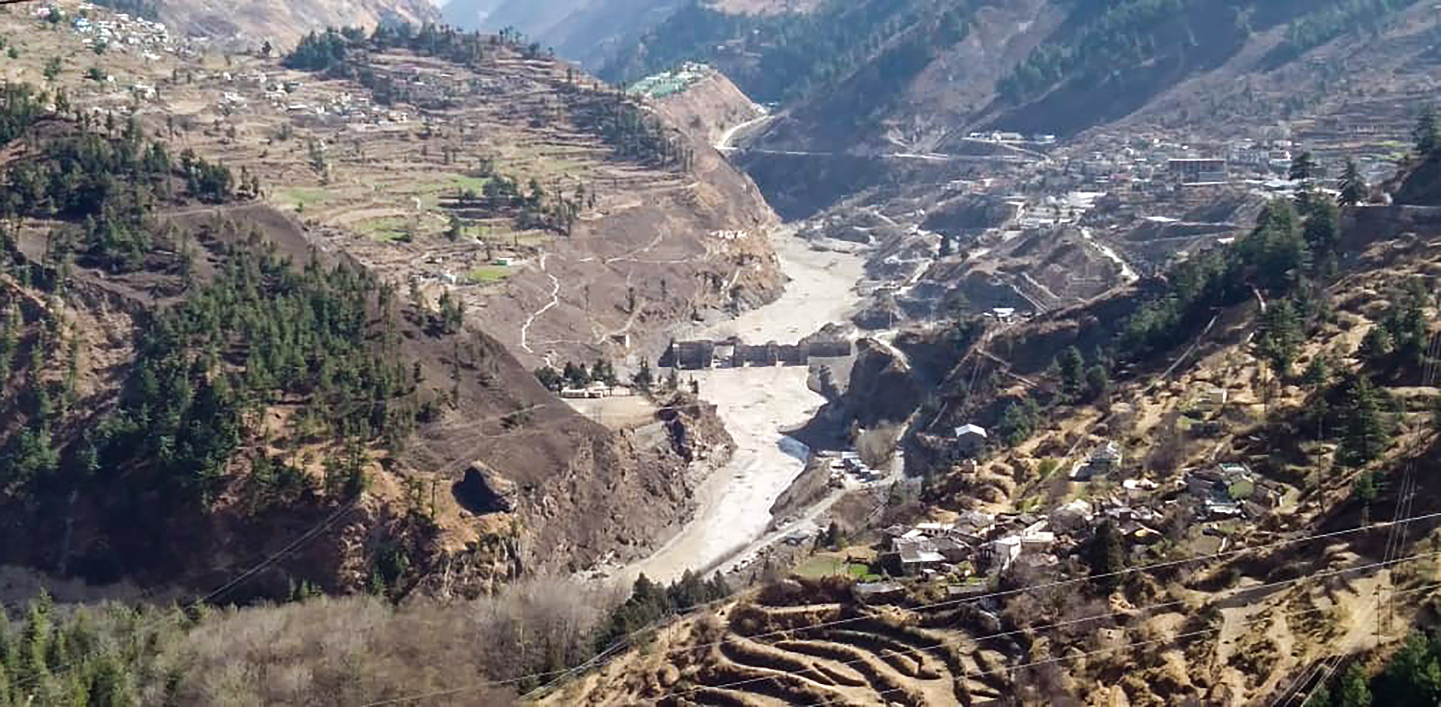 उत्तराखंड के चमोली जिले में ग्लेशियर टूटने से आई भीषण बाढ़ में क्षतिग्रस्त ऋषिगंगा जलविद्युत परियोजना. (फोटो: पीटीआई)