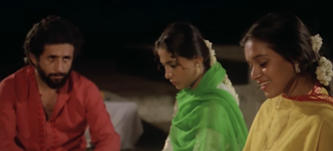 बाज़ार फिल्म के दृश्य में नसीरुद्दीन शाह, स्मिता पाटिल और सुप्रिया पाठक कपूर. (साभार: वीडियोग्रैब/शेमारू)