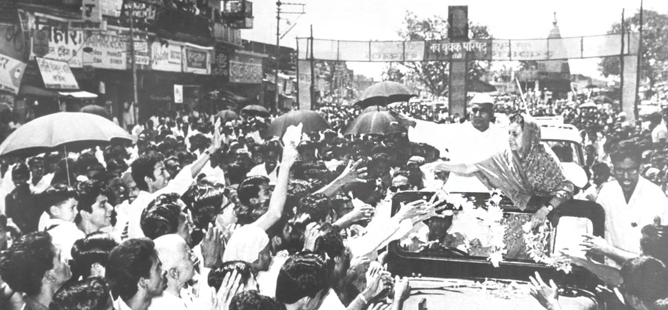 1971 के आम चुनाव में प्रचार करती इंदिरा गांधी. (फोटो साभार: indiragandhi.in)