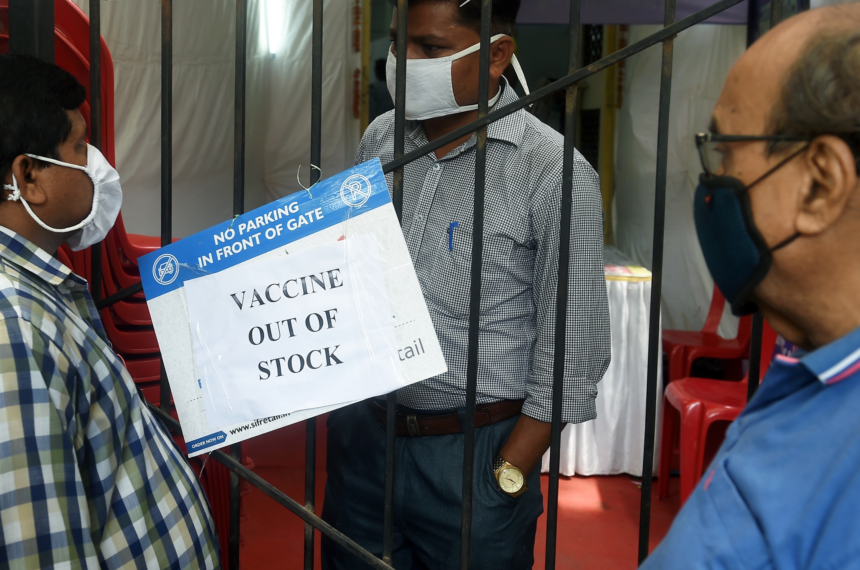 8 अप्रैल को मुंबई के एक टीकाकरण केंद्र पर वैक्सीन ख़त्म होने के बाद खड़े लोग. (फोटो: पीटीआई)