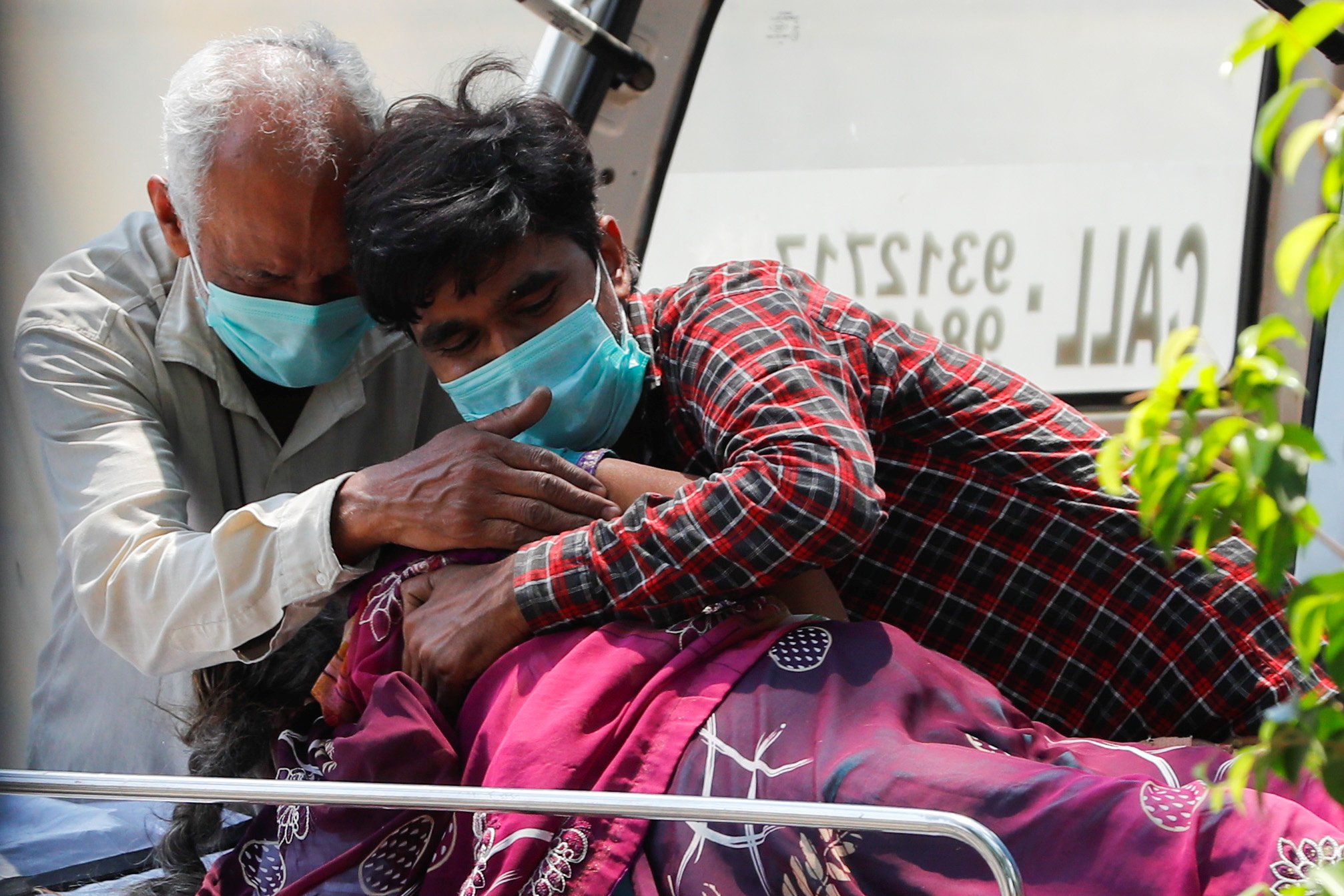 दिल्ली के लोकनायक जयप्रकाश नारायण अस्पताल के बाहर कोविड-19 से एक महिला की मौत के बाद शोक संतप्त परिवार. (फोटोः राॅयटर्स)