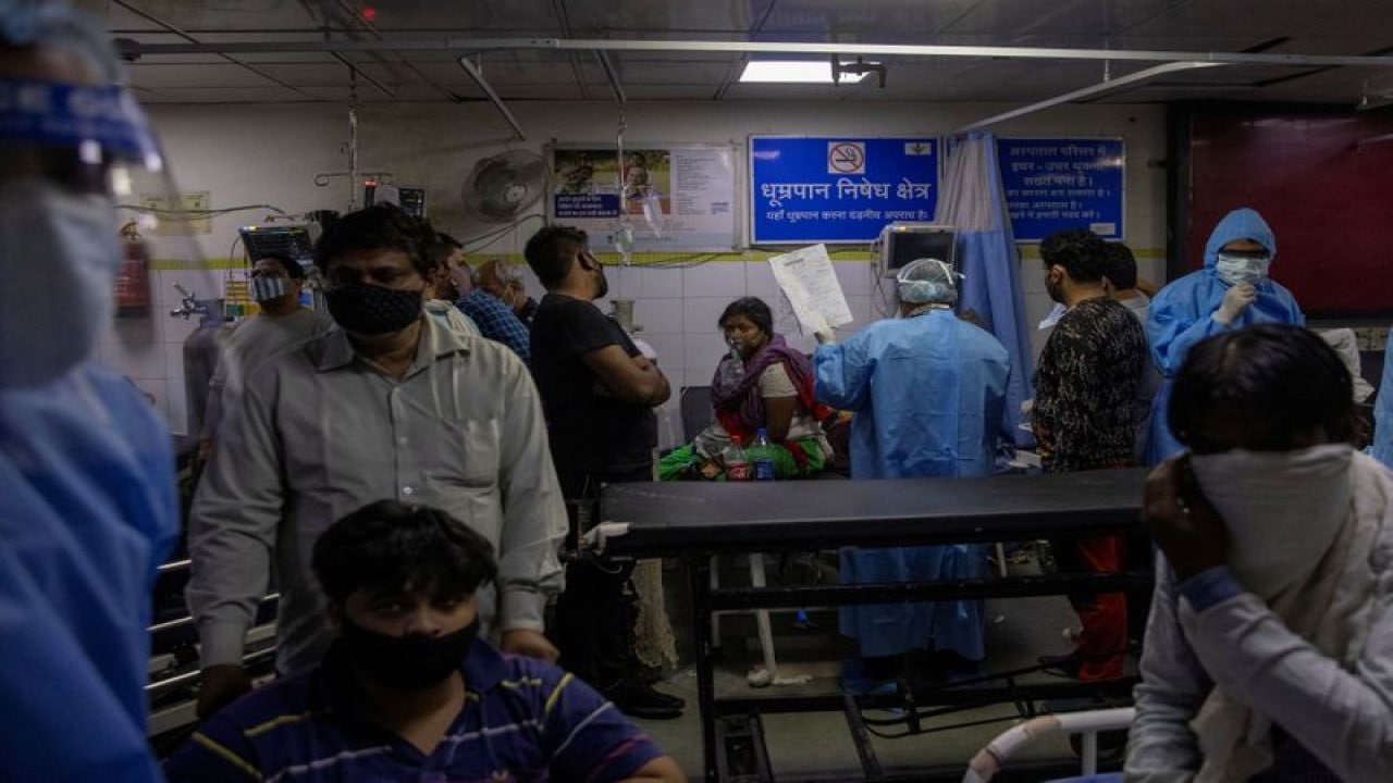 दिल्ली के लोकनायक जयप्रकाश अस्पताल के एक वार्ड में इलाज कराते कोरोना वायरस से संक्रमित लोग. (फोटो: रॉयटर्स)