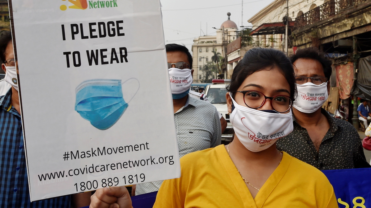 कोलकाता में कोरोना वायरस के खिलाफ जागरूकता फैलाने के लिए निकली एक रैली में शामिल लोग. (फोटो: पीटीआई)