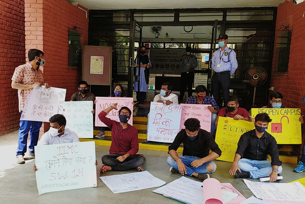 आईआईएमसी में ऑफलाइन क्लासेज की मांग को लेकर धरने पर बैठे छात्र. (फोटो: स्पेशल अरेंजमेंट)