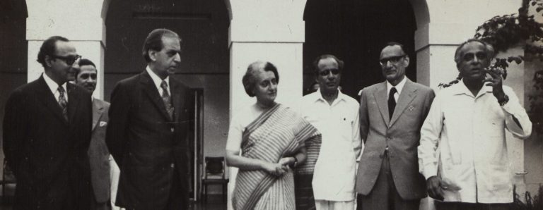 पीएन हस्कर के साथ इंदिरा गांधी. (फोटो साभार: नेहरू मेमोरियल लाइब्रेरी)
