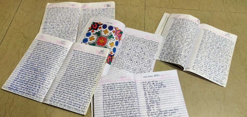 जेल में लिखी गई किरण की डायरियां, गीत और चित्र. (फोटो: सुकन्या शांता/द वायर)