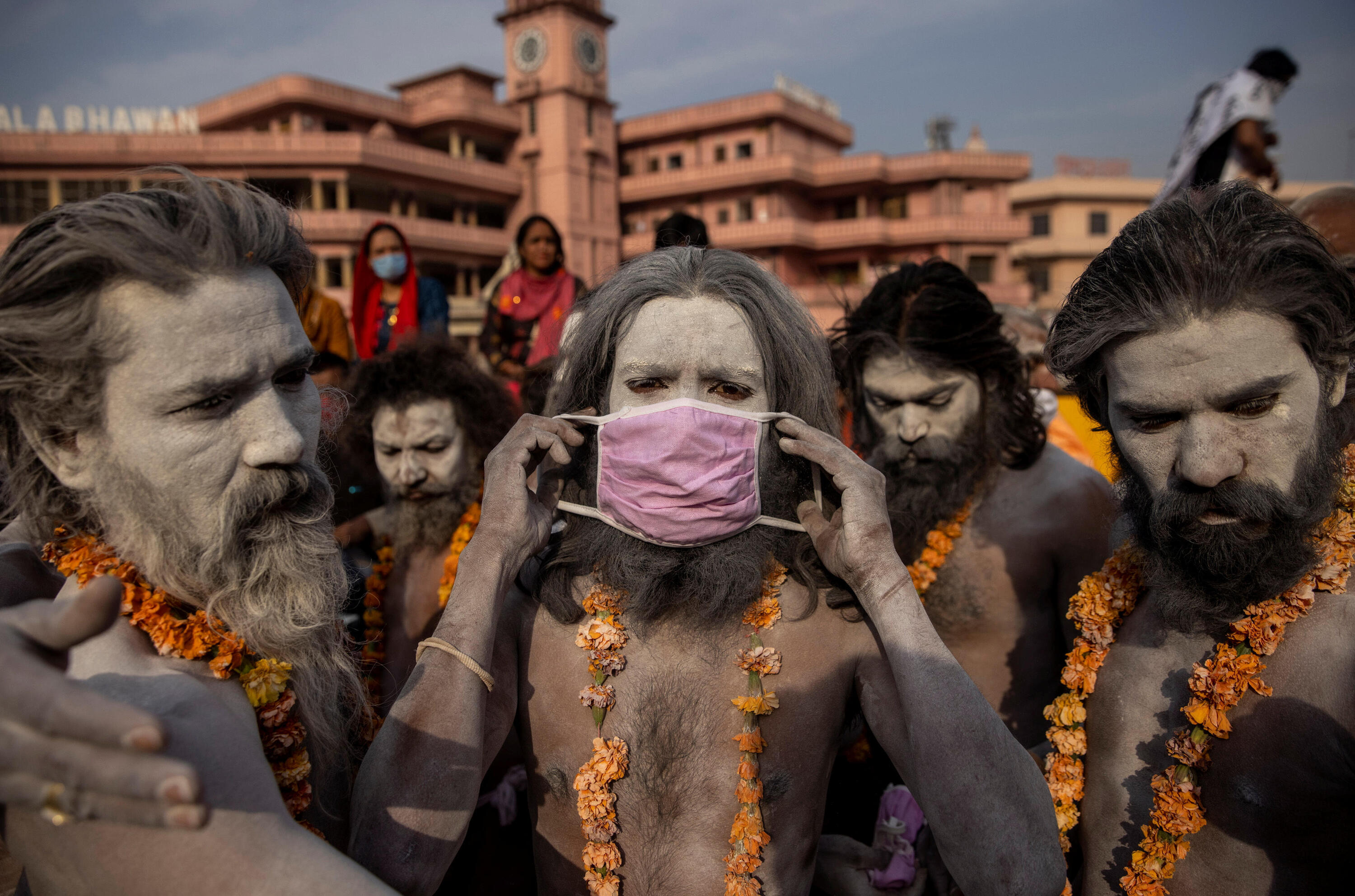 उत्तराखंड के हरिद्वार में चल रहे कुंभ मेले के दौरान नगा साधु. (फोटो: रॉयटर्स)