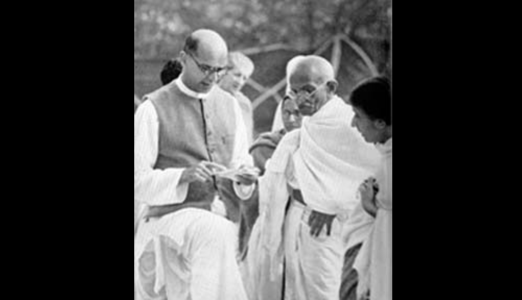 महात्मा गांधी के साथ महादेवभाई देसाई. (फोटो साभार: विकींमीडिया कॉमन्स)
