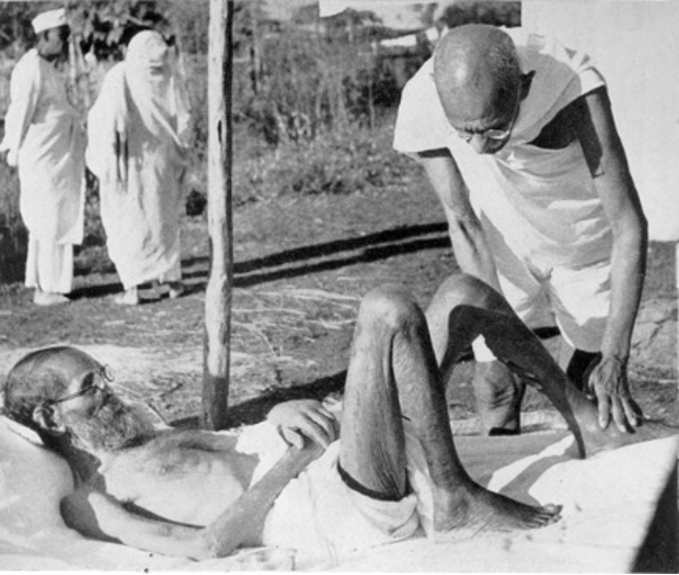 संस्कृत के विद्वान परचुर शास्त्री का इलाज करते गांधी. (फोटो साभार: विकीमीडिया कॉमन्स)