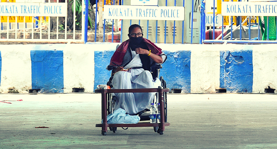 चुनाव आयोग द्वारा प्रतिबंधित किए जाने के बाद धरने पर बैठीं ममता बनर्जी. (फोटो: पीटीआई)