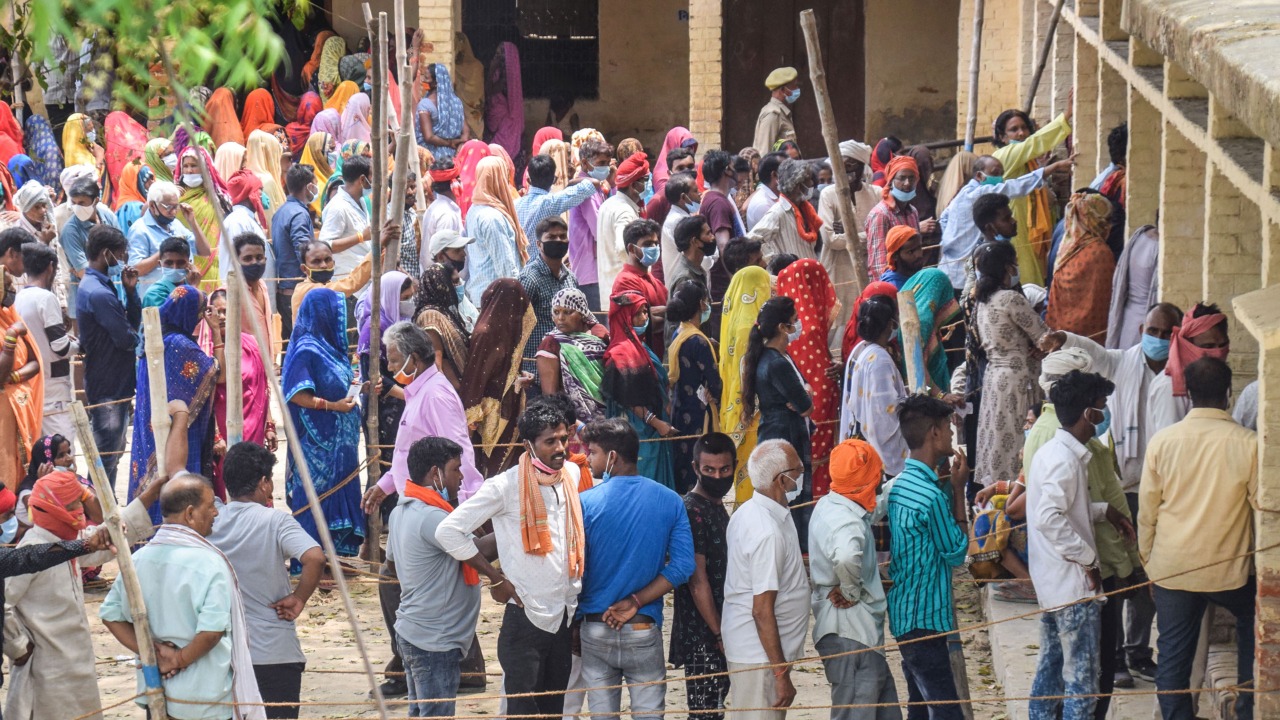 ग्राम पंचायत चुनाव में वोट देने के लिए गोरखपुर के एक मतदान केंद्र पर खड़े मतदाता. (फोटो: पीटीआई)
