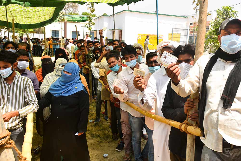 यूपी के रामपुर में पंचायत चुनाव के दौरान एक केंद्र पर मतदाता. (फोटो: पीटीआई) 