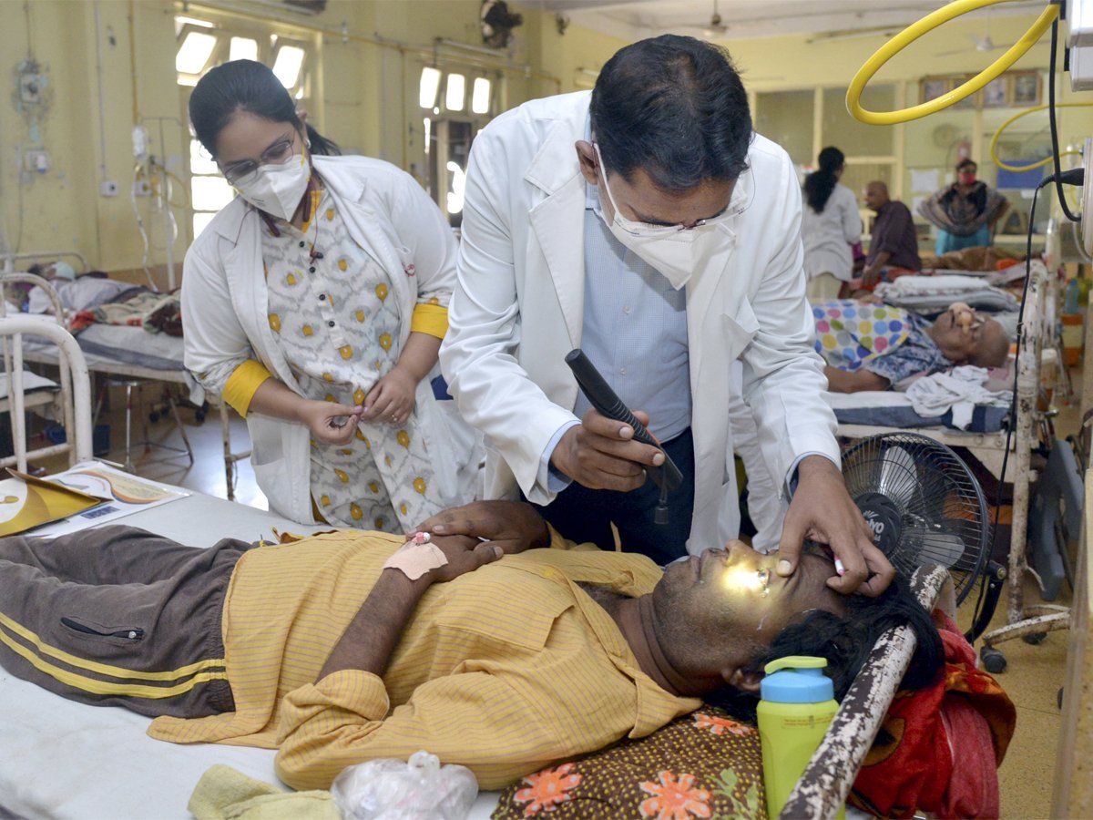 जबलपुर के एक अस्पताल में ब्लैक फंगस के मरीज की जांच करते चिकित्सक. (फोटो: पीटीआई)