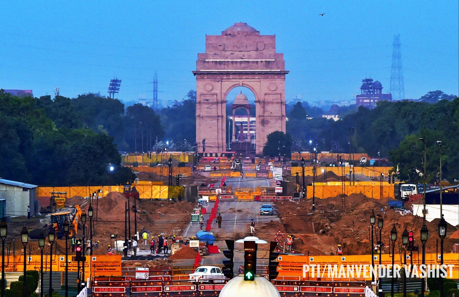 राष्ट्रीय राजधानी दिल्ली में लॉकडाउन के बीच नए संसद के निर्माण का काम जारी है. (फोटो: पीटीआई)