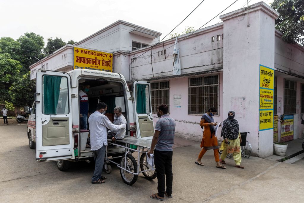 Relatives help Jagdish Singh, 57, out of an ambulance outside a government-run hospital to receive treatment, amidst the coronavirus disease (COVID-19) pandemic, in Bijnor district, Uttar Pradesh, India, May 11, 2021. REUTERS/Danish Siddiqui