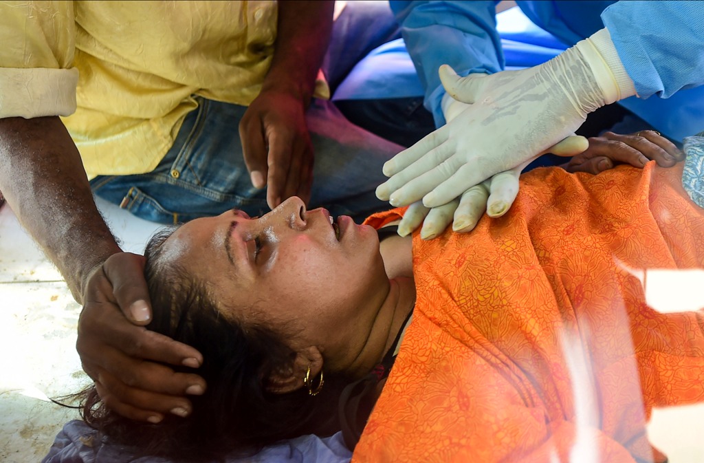 उत्तर के गाजियाबाद शहर के इंदिरापुरम इलाके के एक एंबुलेंस कोविड-19 से पीड़ित एक मरीज. (फोटो: पीटीआई)
