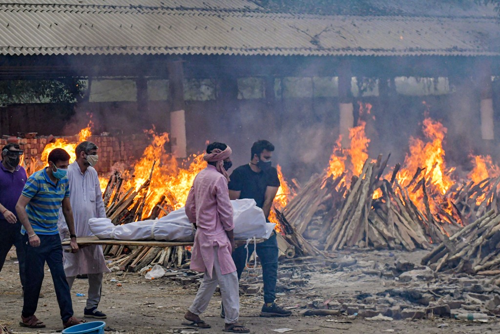 दिल्ली के गाजीपुर इलाके में स्थित एक शवदाह गृह में कोविड-19 महामारी से जान गंवाने वाले लोगों का अंतिम संस्कार. (फोटो: पीटीआई) 