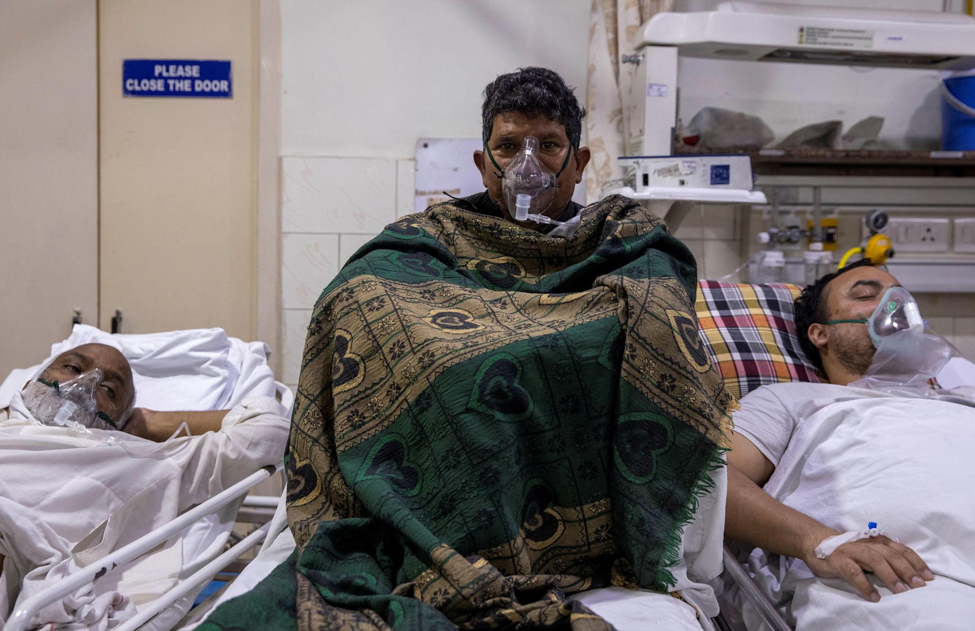 Patients suffering from the coronavirus disease (COVID-19) receive treatment inside the emergency ward at Holy Family hospital in New Delhi, India, April 29, 2021. REUTERS/Danish Siddiqui