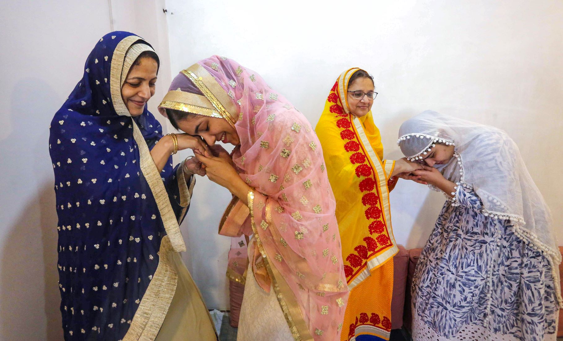 भोपाल में ईद के मौके पर एक परिवार. (फोटो: पीटीआई)