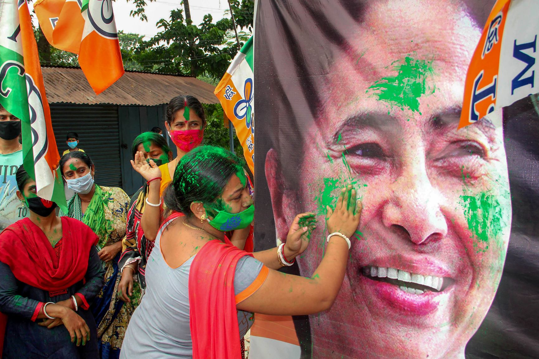 दक्षिण दिनाजपुर में जीत का जश्न मनाते तृणमूल कांग्रेस समर्थक. (फोटो: पीटीआई)