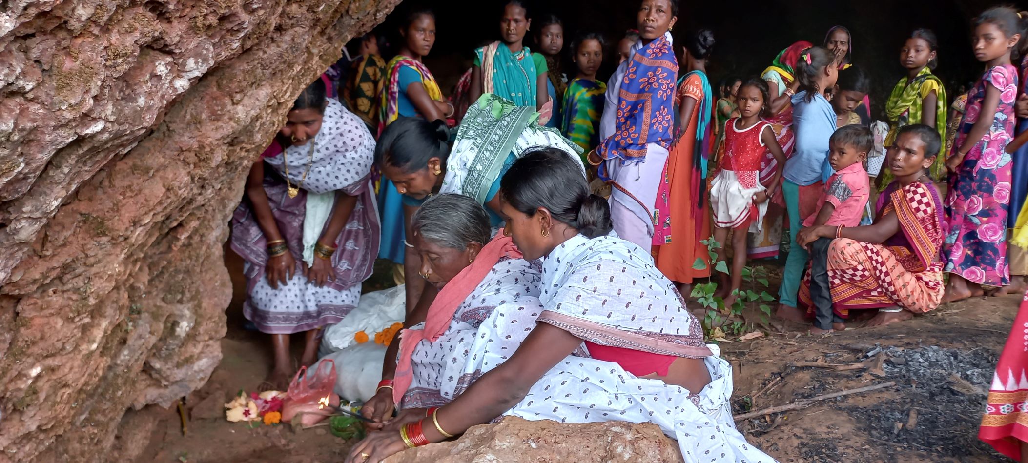 माली पहाड़ पर पाकुली देवी की पूजा करती आदिवासी स्त्रियां.