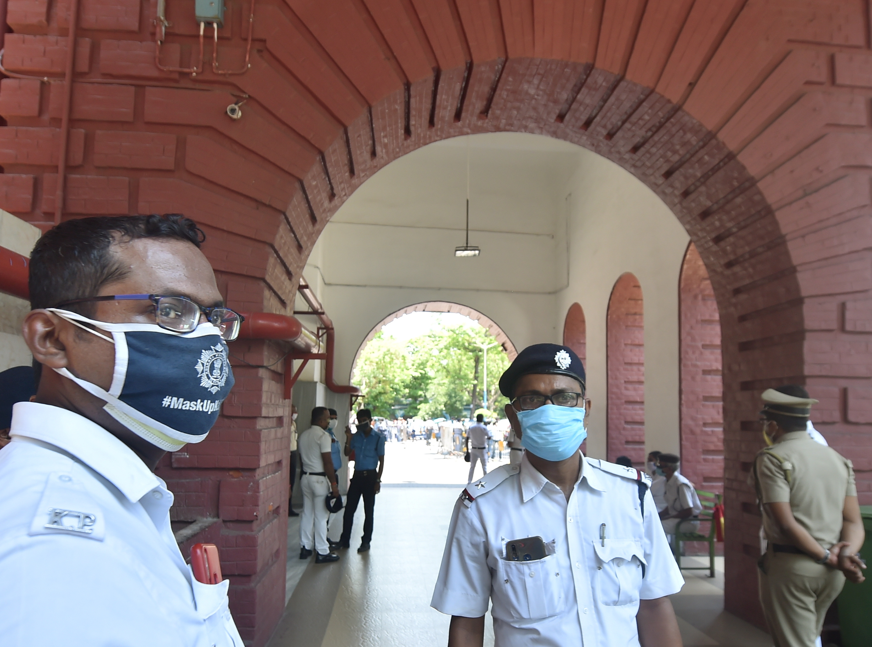 मदन मित्रा और सोवन चटर्जी के एसएसकेएम अस्पताल में भर्ती होने के बाद वहां तैनात कोलकाता पुलिस के कर्मचारी. (फोटो: पीटीआई)